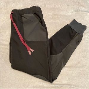 Figs Scrubs x Disney LIMITED EDITION Women's
Scrub Top+Jogger Scrub Set